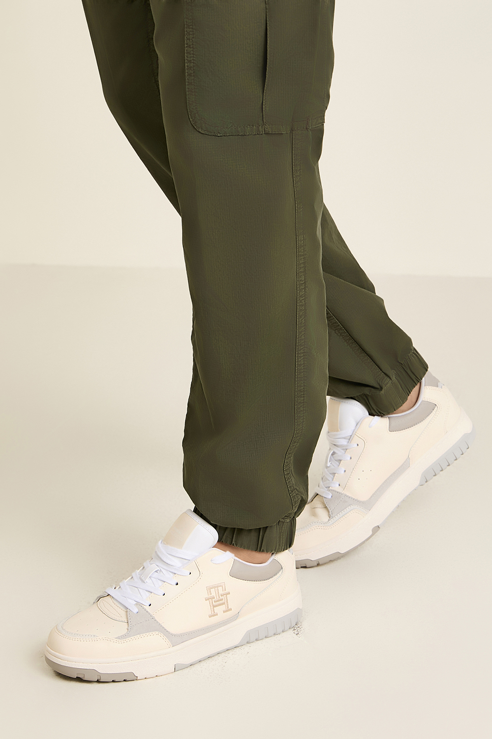 תמונת כל הלוק של נעלי סניקרס